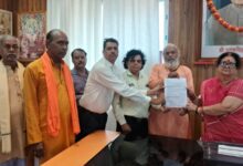 Photo of दक्षिण कानपुर में रामलीला भवन हेतु महापौर श्रीमती प्रमिला पाण्डेय से कलाकारों को मिला आश्वासन