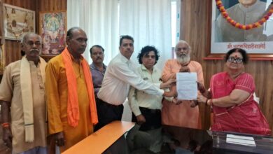 Photo of दक्षिण कानपुर में रामलीला भवन हेतु महापौर श्रीमती प्रमिला पाण्डेय से कलाकारों को मिला आश्वासन