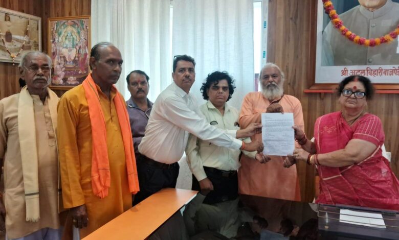 दक्षिण कानपुर में रामलीला भवन हेतु महापौर श्रीमती प्रमिला पाण्डेय से कलाकारों को मिला आश्वासन 1 photo 20 1 1