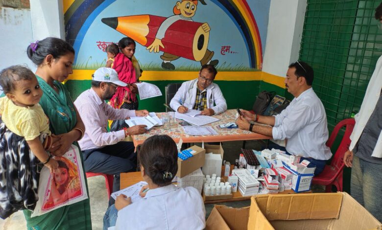 बाढ़ प्रभावित क्षेत्र चौनपुरवा, ब्लॉक कल्याणपुर का निरीक्षण एवं स्वास्थ्य विभागीय कार्यवाही 3 photo 22 1 1