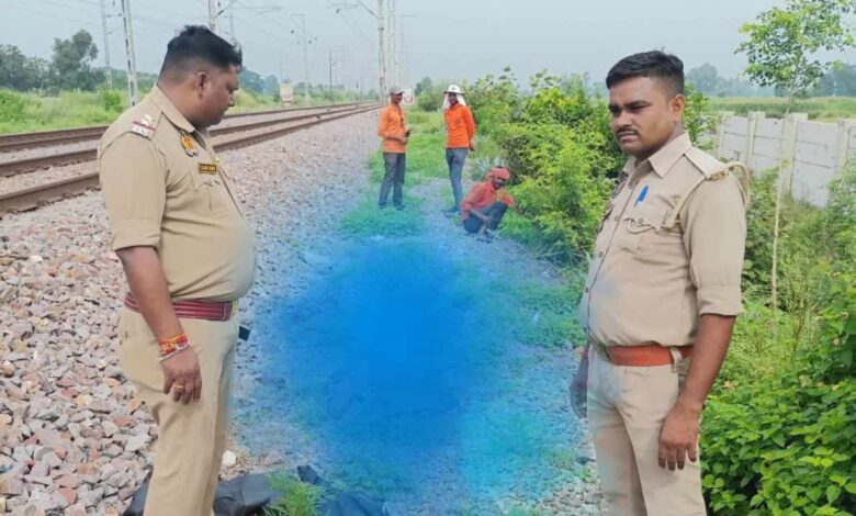 कानपुर देहात में रेलवे लाइन किनारे क्षत विक्षत अवस्था में मिला अधेड़ का शव,नहीं हो सकी पहचान 3 photo 38 1 1