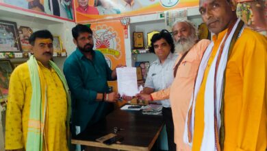 Photo of दक्षिण कानपुर में रामलीला भवन की मांग को लेकर कलाकारों ने वार्ड-65, 21 तथा 87 के पार्षद को सौंपा ज्ञापन