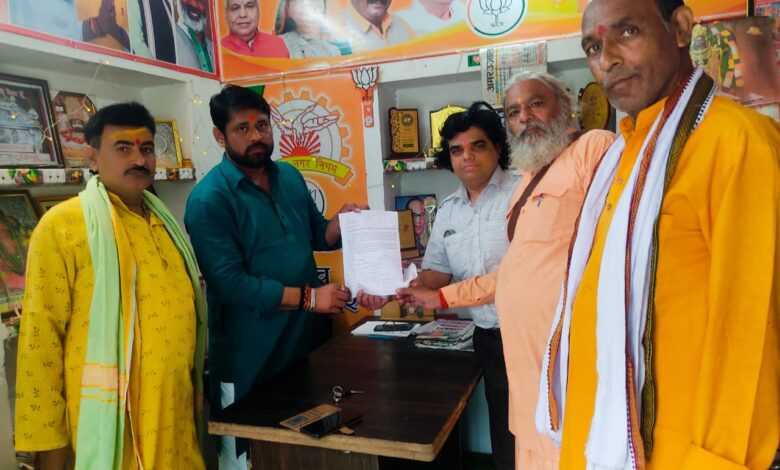 दक्षिण कानपुर में रामलीला भवन की मांग को लेकर कलाकारों ने वार्ड-65, 21 तथा 87 के पार्षद को सौंपा ज्ञापन 3 photo 6 1 2