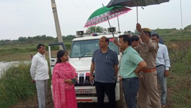 Photo of यमुना नदी के बढ़ते जलस्तर का अपर जिलाधिकारी द्वारा किया गया निरीक्षण