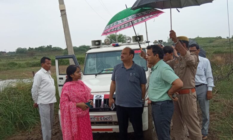 यमुना नदी के बढ़ते जलस्तर का अपर जिलाधिकारी द्वारा किया गया निरीक्षण 1 photo 8 1 8