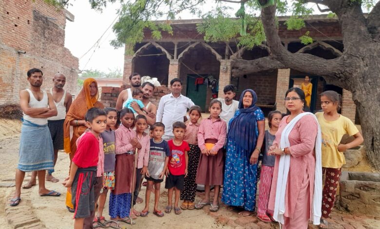 कड़ी मेहनत से शिक्षिका ने बदली स्कूल की तस्वीर, नामांकन में हुई रिकॉर्ड वृद्धि 1 photo 9 1 1