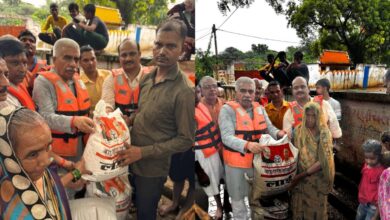 Photo of बाढ़ के कहर में उम्मीद की किरण बने मंत्री राकेश सचान