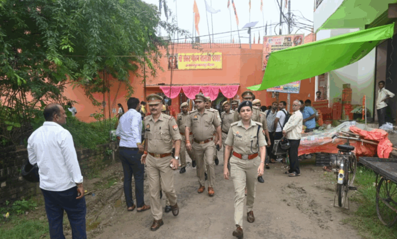 बुढ़वा मंगल पर मंदिरों की सुरक्षा व्यवस्था का जायजा लेने पहुंची एसपी 5 Add a subheading 3