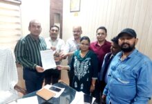 Photo of खंड शिक्षा अधिकारी संघ ने अपनी मांगों को लेकर बीएसए को सौंपा ज्ञापन