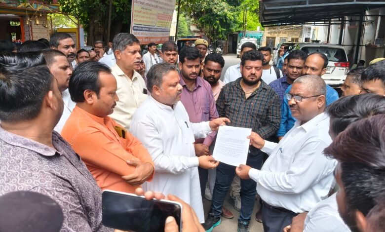 ट्रक यूनियन उत्तर प्रदेश के पदाधिकारियों ने कानपुर नगर के जिला अधिकारी को दिया मुख्यमंत्री के नाम ज्ञापन 5 IMG 20250913 WA0005
