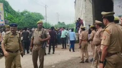 Photo of कानपुर देहात में आत्महत्या दुष्प्रेरण मामले में आरोपियों की गिरफ्तारी न होने से नाराज परिजनों ने लगाया जाम