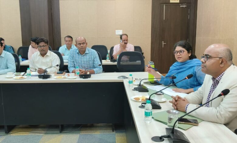 कानपुर : निरीक्षण बिना अधूरी मानी जाएगी रिपोर्ट, डीएम ने दिया अल्टीमेटम 1 dm kanpur बैठक
