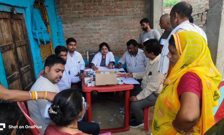 स्वास्थ्य विभाग की त्वरित कार्रवाई, प्रहलादपुर गांव में बुखार से मृत्यु की सूचना पर हुई जांच 3 dr mlasa