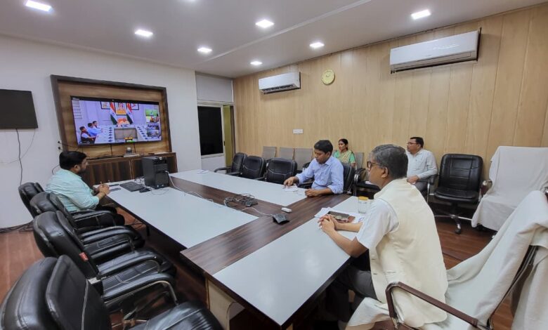 मुख्यमंत्री योगी आदित्यनाथ नगरीय निकायों के साथ वीडियो कॉन्फ्रेंसिंग में संवाद करते हुए