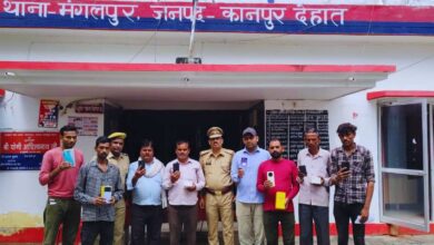 Photo of ‘साइबर हेल्प डेस्क’ की मदद से मिले 12 खोए हुए मोबाइल, चेहरे पर लौटी खुशी