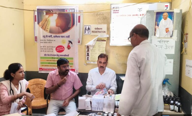अमरौधा: डिप्टी सीएमओ ने बाढ़ प्रभावित क्षेत्रों का किया औचक निरीक्षण, बेहतर इलाज के निर्देश दिए 1 photo 21 1 4