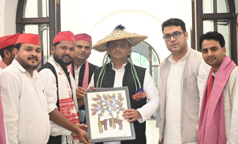 अखिलेश यादव से मिले सपा छात्र सभा के जिला उपाध्यक्ष, कानपुर देहात की समस्याएं रखीं 5 photo 26 1 2