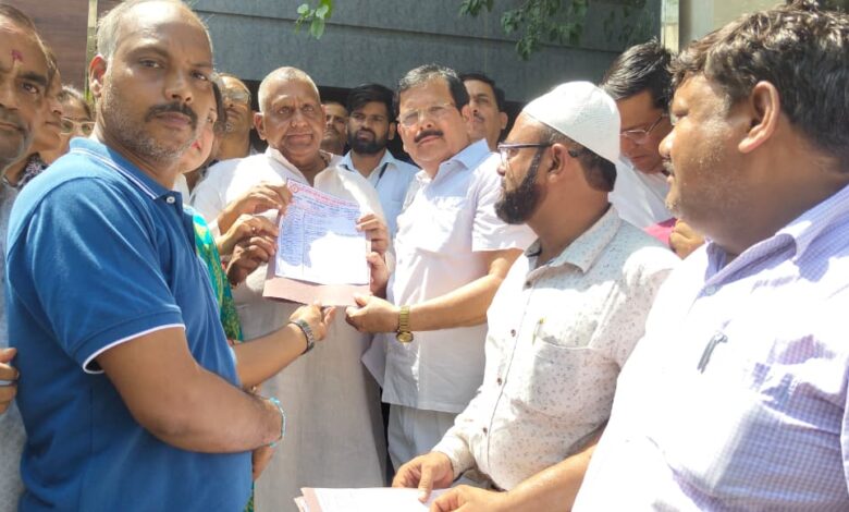 टेट अनिवार्यता के विरोध में जूनियर शिक्षक संघ ने भरी हुंकार, संसद अकबरपुर को सौंपा ज्ञापन 3 photo 27 1 4