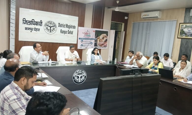 जिलाधिकारी कपिल सिंह मां मुक्तेश्वरी देवी सभागार में जनपदीय स्वास्थ्य समिति की बैठक की अध्यक्षता करते हुए