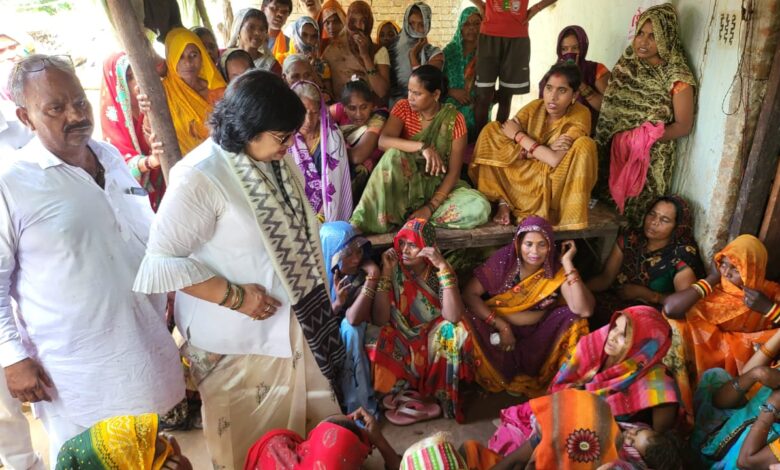 सांप के काटने से 3 वर्षीय बच्चे की मौत, मंत्री प्रतिभा शुक्ला ने परिजनों को दिया ढांढस 3 pratibha