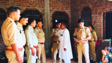 Photo of कानपुर देहात में मामी भांजे का फंदे से लटकता मिला शव,प्रेम प्रसंग की आशंका