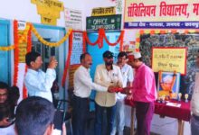 Photo of प्रधानाध्यापक के स्थानांतरण पर विदाई समारोह का भव्य आयोजन,दी गई भावभीनी विदाई