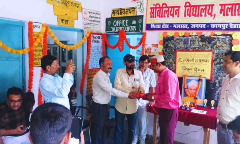 प्रधानाध्यापक के स्थानांतरण पर विदाई समारोह का भव्य आयोजन,दी गई भावभीनी विदाई 1 tch