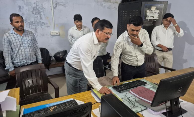 जालौन: जिलाधिकारी ने तहसील जालौन में विभिन्न पटलों का गहन निरीक्षण किया 3 जालौन पटल निरीक्षण