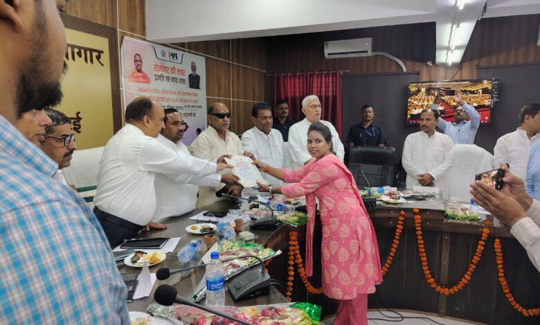 जालौन: 27 नवचयनित अनुदेशकों को मिला नियुक्ति पत्र, जिला पंचायत अध्यक्ष और विधायकों ने सौंपे नियुक्ति पत्र 3 नियुक्ति पत्र अनुदेशक जालौन