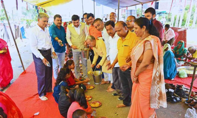 बिठूर के बाढ़ पीड़ितों को मिली राहत, अखिल भारतीय असंगठित कर्मचारी मजदूर यूनियन ने कराया भोजन 1 बिठूर के बाढ़ पीड़ितों