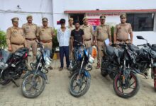 Photo of कानपुर देहात में चोरी की पांच मोटरसाइकिल समेत दो शातिर गिरफ्तार,भेजा जेल