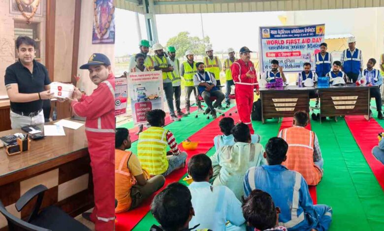 विश्व प्राथमिक चिकित्सा दिवस : उद्योगों के सुरक्षाकर्मियों को सिखाई गई 'फर्स्ट एड' की तकनीक 1 रनिया प्रशिक्षण देते ट्रेनर।