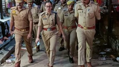 Photo of कानून व्यवस्था के दृष्टिगत पुलिस क्षेत्राधिकारी ने राजपुर कस्बे में किया पैदल गश्त,सीसीटीवी कैमरे लगाने की अपील