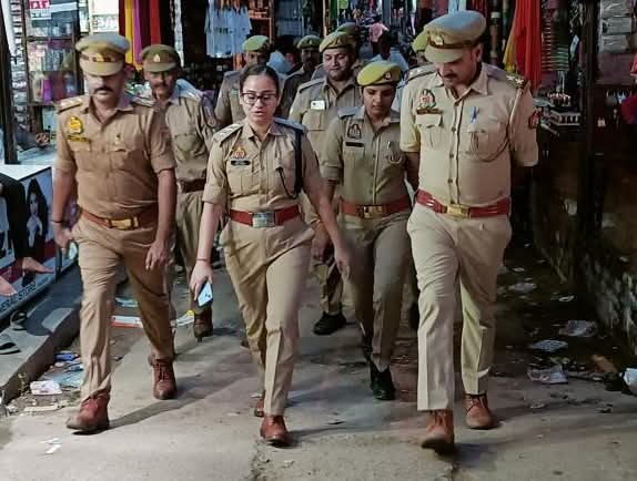 कानून व्यवस्था के दृष्टिगत पुलिस क्षेत्राधिकारी ने राजपुर कस्बे में किया पैदल गश्त,सीसीटीवी कैमरे लगाने की अपील 3 राजपुर पैदल मार्च sp knd