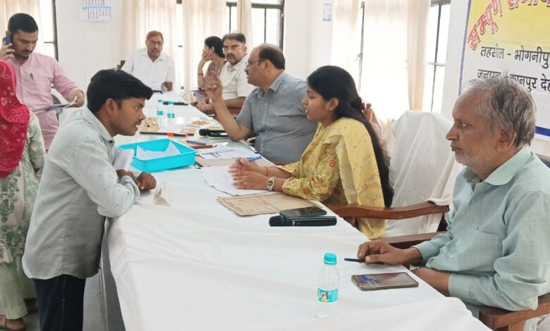 उपजिलाधिकारी ने तहसील भोगनीपुर में सुनीं शिकायतें, 05 शिकायतों का निस्तारण 1 समाधान दिवस