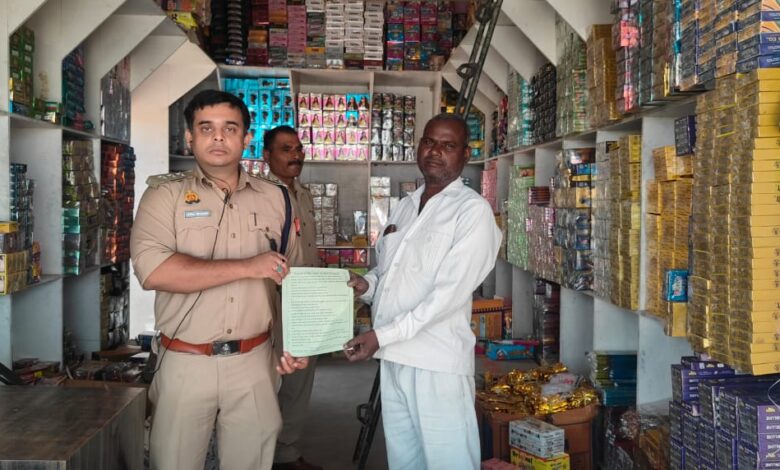 आगामी त्यौहारों को लेकर कानपुर देहात में आतिशबाजी गोदामों और पटाखा दुकानों पर सख़्ती: सुरक्षा उपायों का गहनता से निरीक्षण 1 IMG 20251014 WA0191