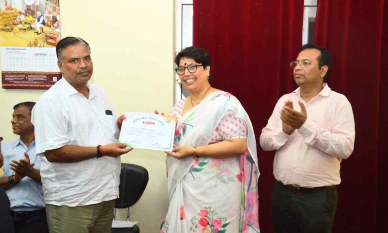 राष्ट्रीय शर्करा संस्थान, कानपुर में राजभाषा पखवाड़ा के समापन समारोह का दृश्य। मंच पर निदेशक प्रो. सीमा परोहा और पुरस्कार प्राप्त करते प्रतिभागी।