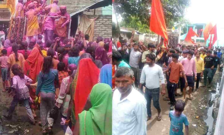 कानपुर देहात के बारा नगर में महानवमी पर मां दुर्गा की भव्य शोभायात्रा। डीजे की धुन पर नाचते हुए श्रद्धालु प्रतिमा को विसर्जन के लिए ले जा रहे हैं।