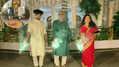 Photo of जिलाधिकारी ने परिवार संग मनाई दीपावली, जनपदवासियों को दी शुभकामनाएँ