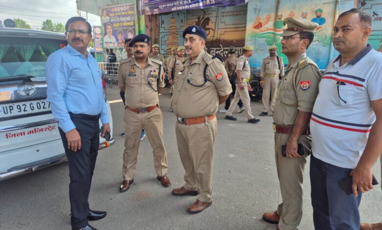 "जुम्मे की नमाज़ के मद्देनज़र जिलाधिकारी और पुलिस अधीक्षक के निर्देश पर पुलिस बल संवेदनशील स्थानों पर तैनात किया गया है।"