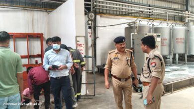 Photo of रायपुर में बिस्कुट फैक्ट्री की लिफ्ट में गर्दन फंसने से युवक की मौत, कोहराम
