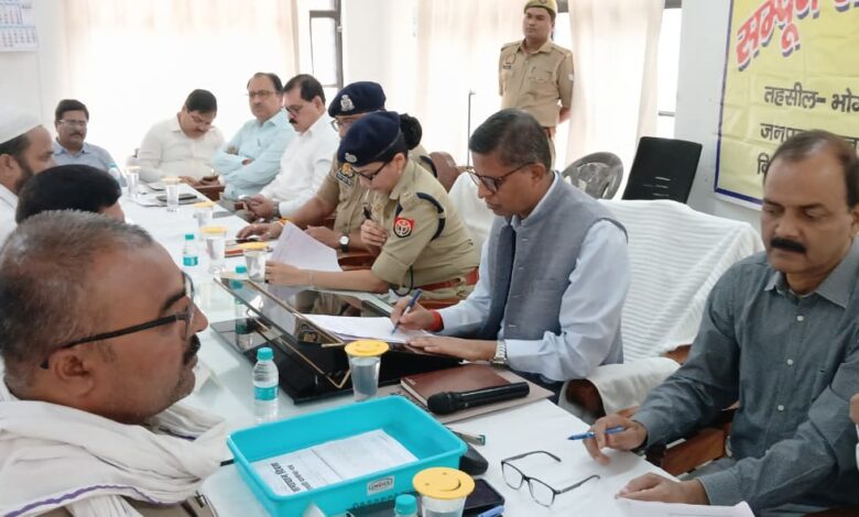 संपूर्ण समाधान दिवस भोगनीपुर में शिकायतें सुनते जिलाधिकारी कपिल सिंह और पुलिस अधीक्षक श्रद्धा नरेंद्र पांडे