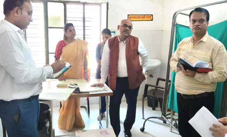 कानपुर : जिलाधिकारी ने सरसौल सामुदायिक स्वास्थ्य केंद्र का औचक निरीक्षण किया 1 जिलाधिकारी जितेंद्र प्रताप सिंह सरसौल सीएचसी का निरीक्षण करते हुए