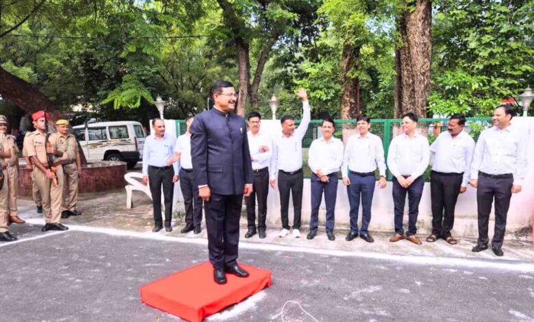 जालौन के जिलाधिकारी राजेश कुमार पाण्डेय कलेक्ट्रेट में महात्मा गांधी और लाल बहादुर शास्त्री की जयंती पर ध्वजारोहण करते हुए।