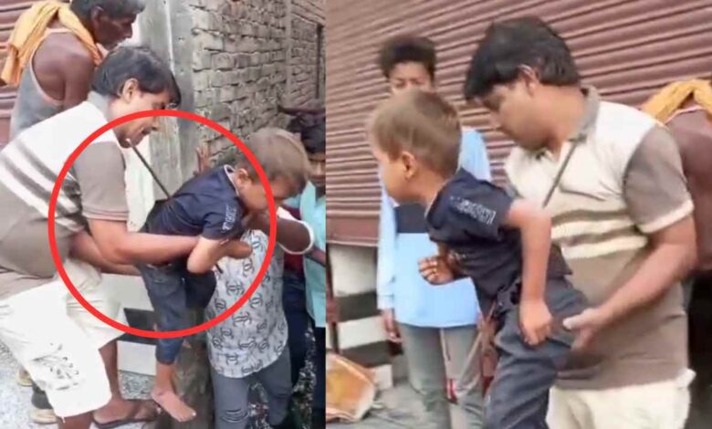 फतेहपुर में छत से गिरकर घायल हुए बच्चे को ले जाते हुए ग्रामीण।