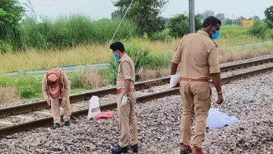 Photo of कानपुर देहात में रेलवे ट्रैक किनारे क्षत विक्षत अवस्था में मिला महिला का शव,नहीं हो सकी पहचान