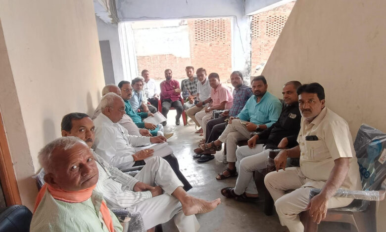 कालपी प्रेस क्लब की बैठक में उपस्थित पत्रकार समूह चर्चा करते हुए।