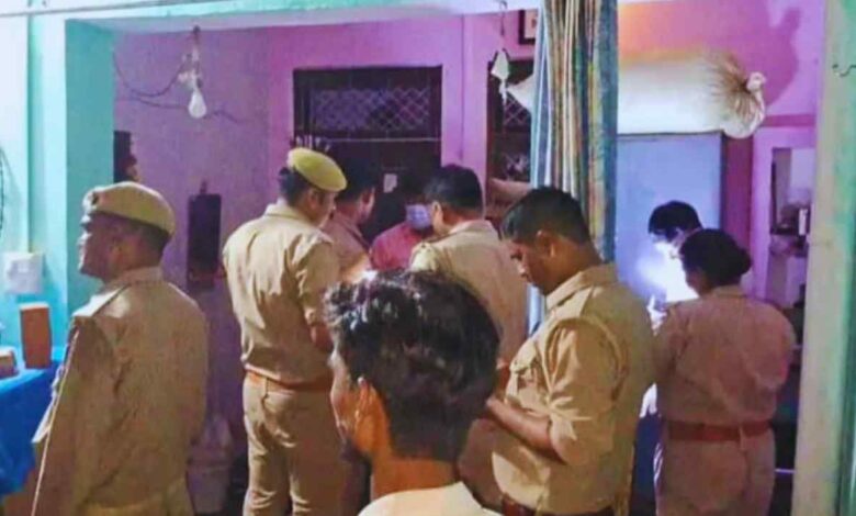 उत्तर प्रदेश पुलिस का बैज या थाने का प्रतीक चिन्ह, जो मंगलपुर थाना क्षेत्र में विवाहिता की संदिग्ध मौत के बाद चल रही जांच को दर्शाता है।