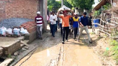 Photo of शर्म से झुक जाएंगी आँखें! देखिए घाटमपुर के इस गाँव की कैसी ‘गंगा’, जहाँ शव यात्रा तक नाली के गंदे पानी से होकर गुजरी