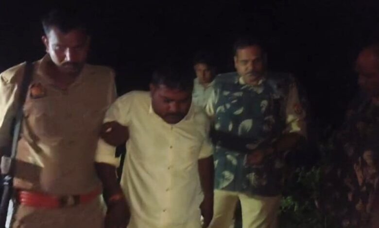 कानपुर देहात पुलिस द्वारा पकड़े गए चेन स्नेचर और बरामद सामान।